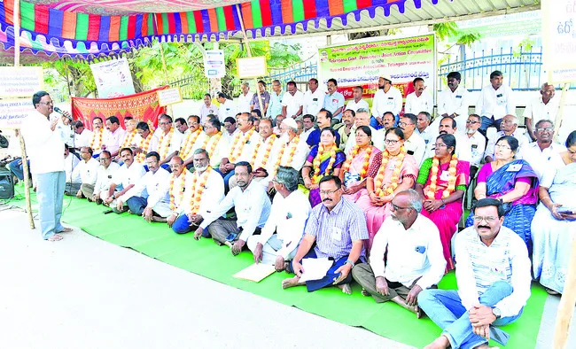 రిటైర్డ్‌ ఉద్యోగుల బెనిఫిట్స్‌ విడుదల చేయాలి