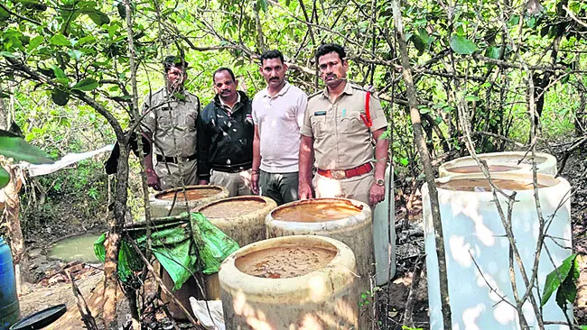 1200 లీటర్లసారా పులుపు ధ్వంసం
