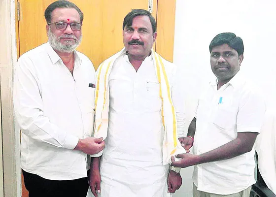 ఏఎంసీ వైస్‌చైర్మన్‌ రాజీనామా
