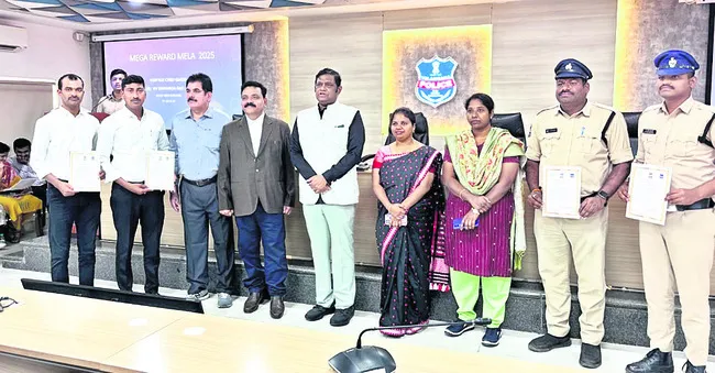 పోలీస్‌ సిబ్బందికి రివార్డులు
