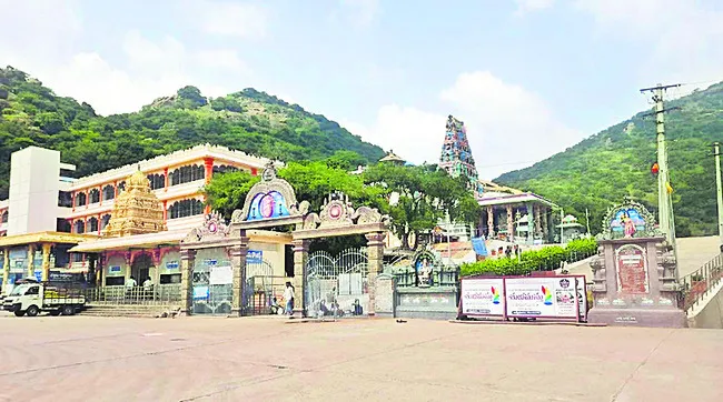 రాష్ట్రంలోనే పేరెన్నికగన్న ఆలయాలలో కోటప్పకొండ ఒకటి. ఆలయానికి వచ్చే భక్తులకు సకల సౌకర్యాలు కల్పించడంతోపాటు ఆలయ ప్రతిష్టను పెంచాల్సిన ఈఓ తన తీరుతో వివాదాస్పదంగా మారుస్తున్నారు. అర్చకుల పోస్టులను అమ్ముకోవడంతోపాటు బినామీ అవతారమెత్తి కాంట్రాక్టు పనులు చేస్తూ స