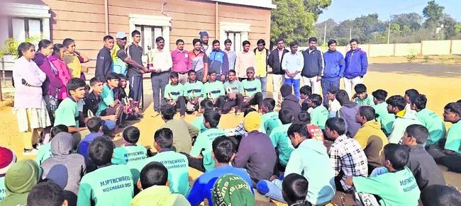 క్రీడలతోపాటు చదువులోనూ ముందుండాలి 