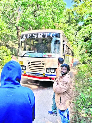సప్పర్ల ఘాట్‌లో నిలిచిన ఆర్టీసీ బస్సు 