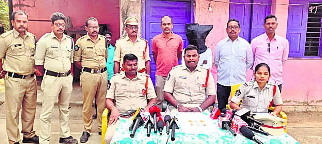 24 గంటల్లో కేసు ఛేదించిన పోలీసులు