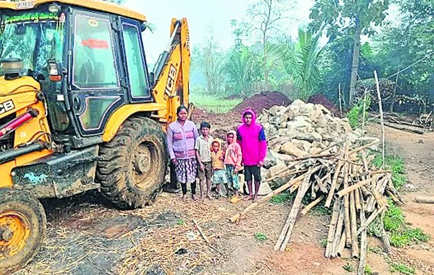 ఆదివాసీ కుటుంబంపై రాజకీయ కక్ష 