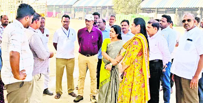 టమాటా ధరల్లో కోతలు వేస్తున్నారు