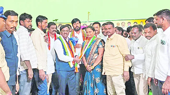 కాంగ్రెస్‌లోకి విఠలాపూర్‌ సర్పంచ్‌