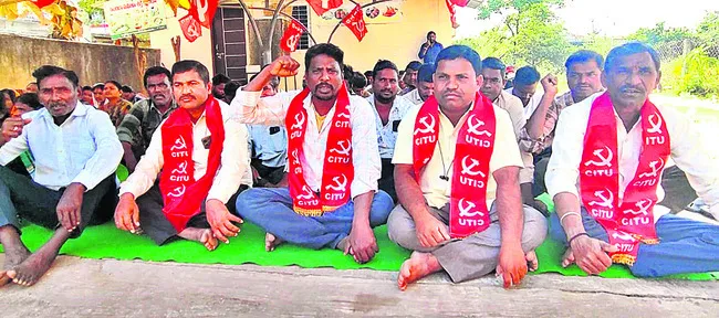 ‘పెండింగ్‌ వేతనాలు          చెల్లించేవరకు పోరాటం’