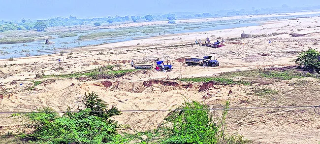 ఇసుక ఉచితం.. దోపిడీ నిజం