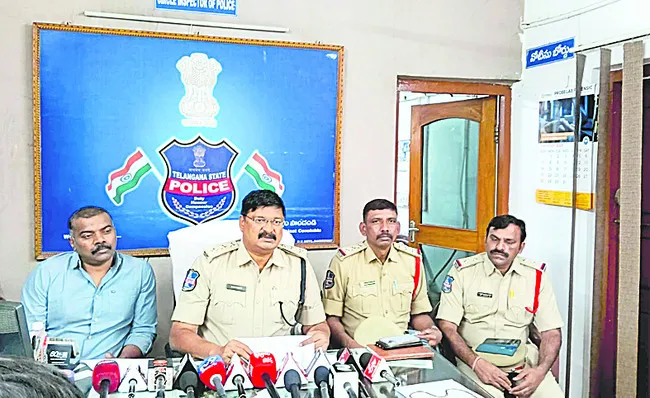 కత్తితో దాడి.. గొలుసు అపహరణ