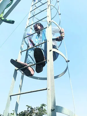 డబ్బులు ఇప్పించాలని సెల్‌ టవర్‌ ఎక్కిన రైతు