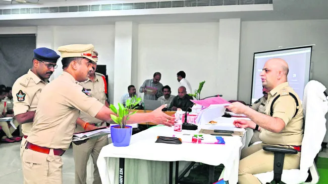 నేరాల నియంత్రణే లక్ష్యంగా పనిచేయాలి 