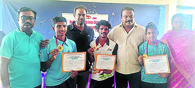 క్రాస్‌ కంట్రీ పరుగు పోటీలో జిల్లాకు పతకాలు