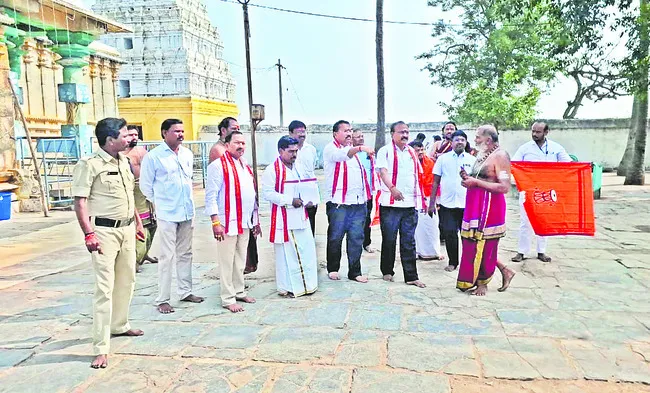 ఆలయ పరిసర ప్రాంతాలు స్వచ్ఛంగా ఉండాలి