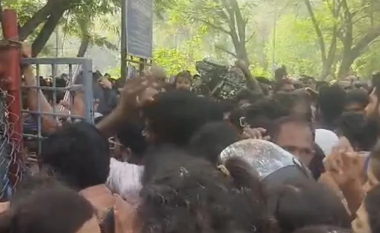 అలిపిరి క్యూలైన్‌లో తోపులాట.. టీటీడీపై భక్తుల ఆగ్రహం