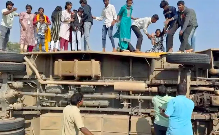 శంషాబాద్‌లో స్కూల్‌ బస్సు బోల్తా.. విద్యార్థులకు గాయాలు