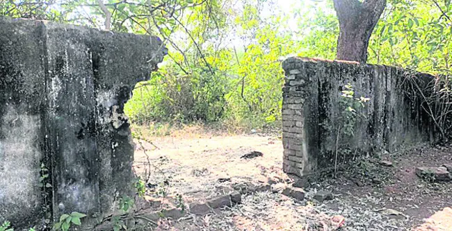 ప్రహరీని కూలగొట్టి