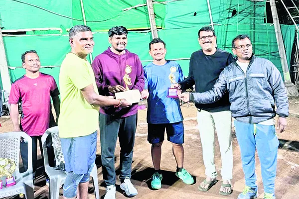 స్నేహభావంతో మెలగాలి