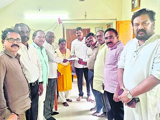 ప్రొసీడింగ్‌ పత్రాలు అందజేత 