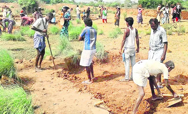 ఉపాధిలో వేతన వెతలు 