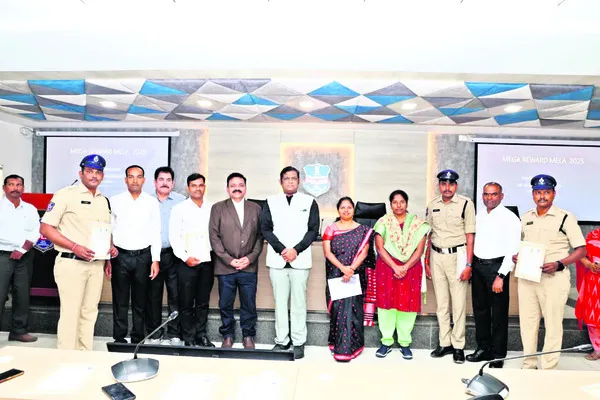 ఐటీ కోర్‌ బృందానికి ప్రశంసపత్రాల అందజేత