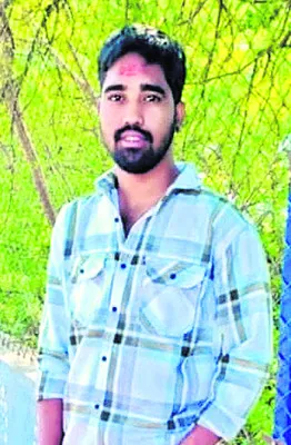 బైక్‌ను ఢీకొన్న డీజిల్‌ ట్యాంకర్‌
