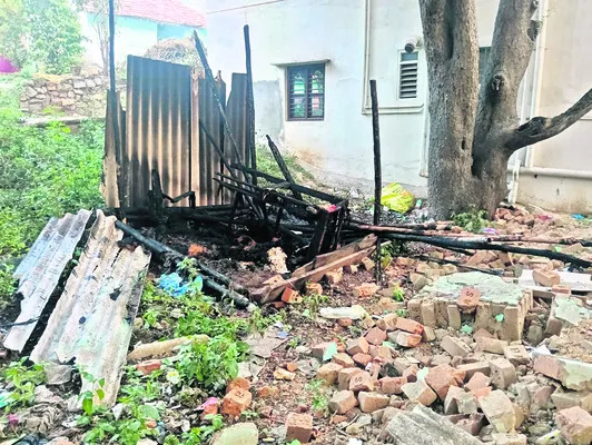 ఇంటికి నిప్పంటుకొని ఒకరు మృతి 