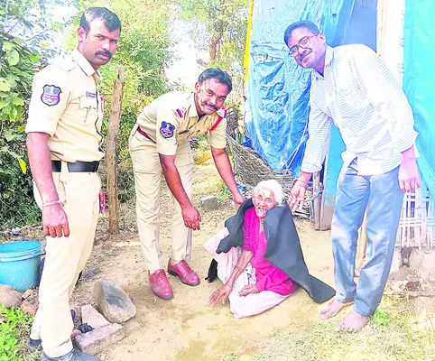 దుప్పట్లు అందించి..చలి ఇక్కట్లు తీర్చి