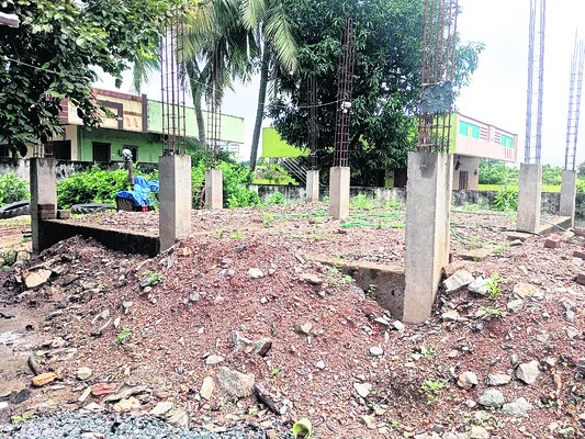 పునాదివరకు ఇళ్లు నిర్మించాక..