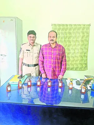 8 మద్యం సీసాలతో  వ్యక్తి అరెస్టు