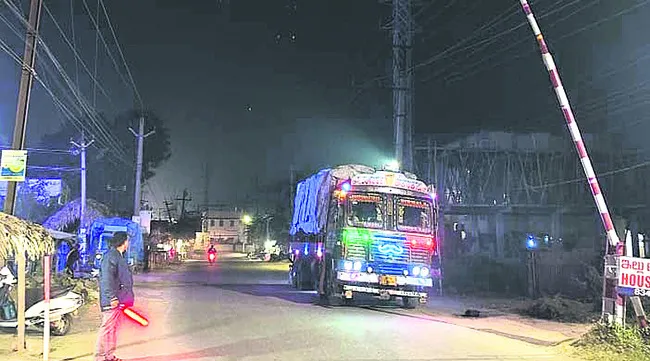 సెస్‌ చెల్లించని నెయ్యి లారీ నిలిపివేత 