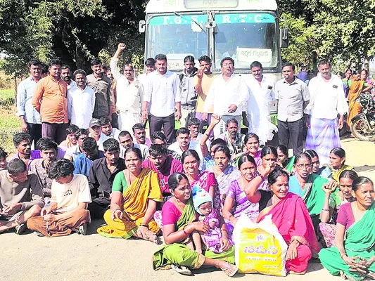 బస్సు కోసం ఆందోళన
