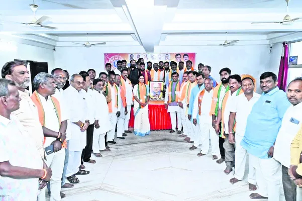 యువత వాజ్‌పేయిని ఆదర్శంగా తీసుకోవాలి 