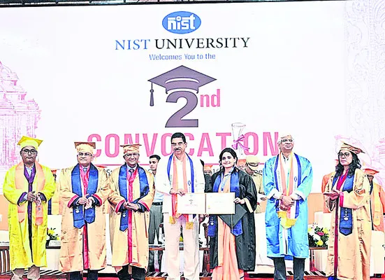 జ్ఞానం మానవాళి సేవకు ఉపయోగపడాలి: గవర్నర్‌ 