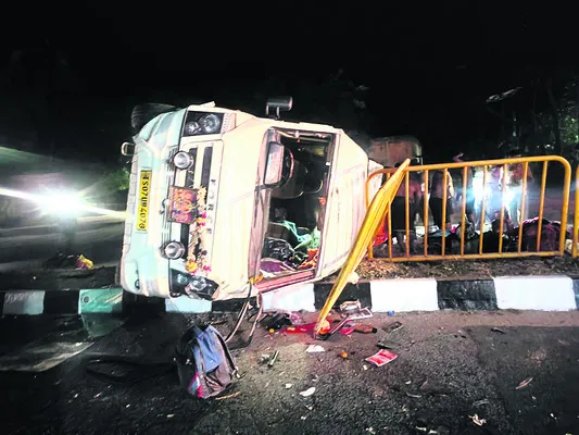 అయ్యప్ప స్వాముల మినీ బస్సుబోల్తా