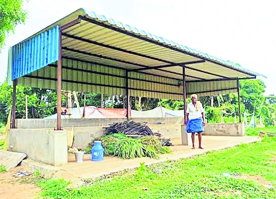 మినీ గోకులాల నిధులు స్వాహా 