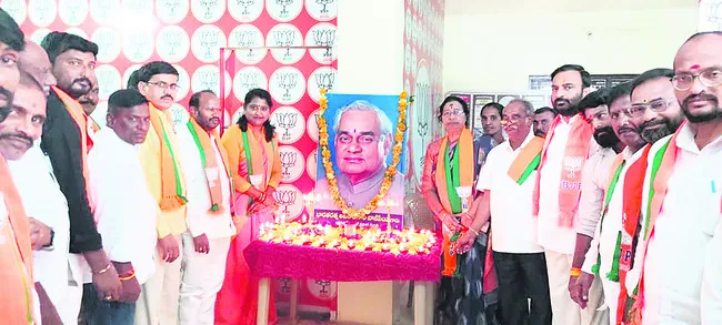 వాజ్‌పేయి ప్రతి బీజేపీ కార్యకర్తకు ఆదర్శం