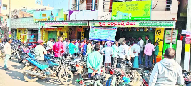 అవే బారులు..తప్పని తిప్పలు 