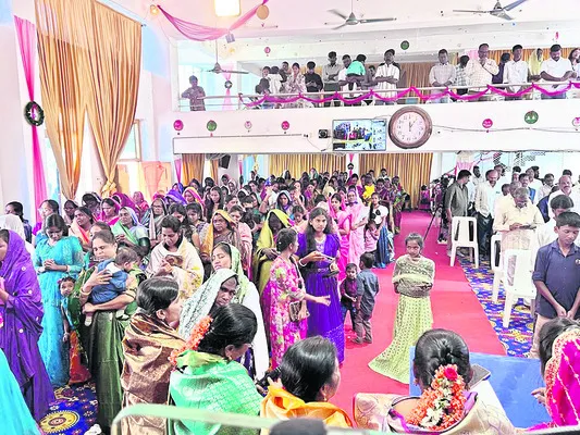 భక్తిశ్రద్ధలతో క్రిస్మస్‌ వేడుకలు 