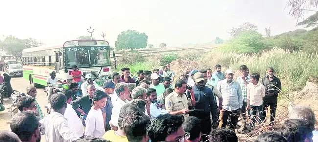 ధాన్యం తరలించాలంటూ రైతుల ఆందోళన 