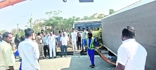  విహారయాత్రకు వెళ్తున్న కళాశాల బస్సు బోల్తా 