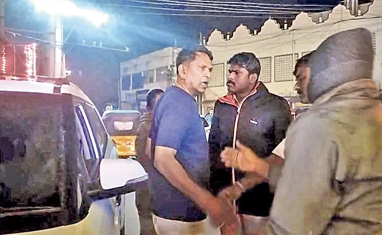 రోడ్డుపైనే సీఐ, ఏఎస్‌ఐ కొట్లాట.. ఎస్పీ సీరియస్‌