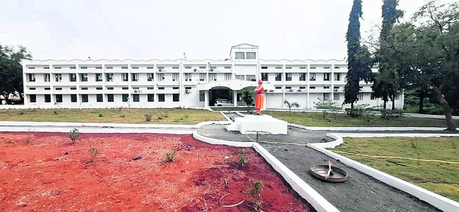 పాఠాలు ఎవరు చెప్పాలి?