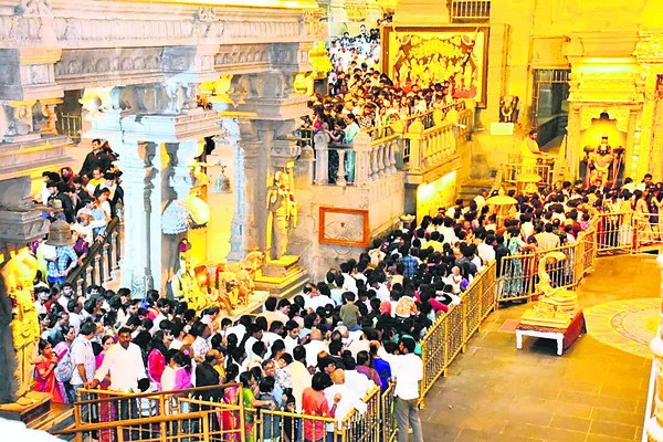 బొల్లేపల్లి సర్పంచ్‌  ఇంటిపై దాడి
