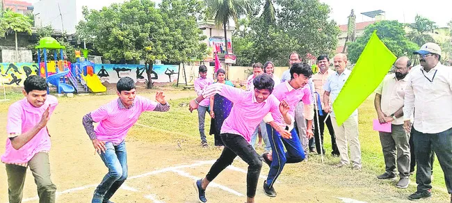 దివ్యాంగులను అన్నింటా ప్రోత్సహించాలి 