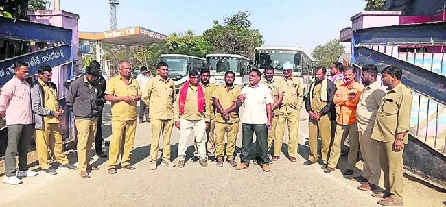 డ్రైవర్‌పై కేసు ఎత్తివేయాలని నిరసన
