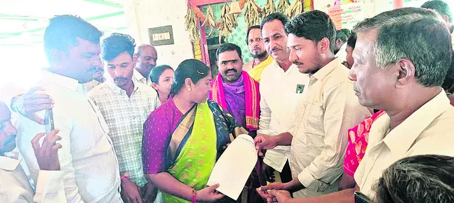 కోటెమ్మ ఆలయంలో మంత్రి సీతక్క పూజలు