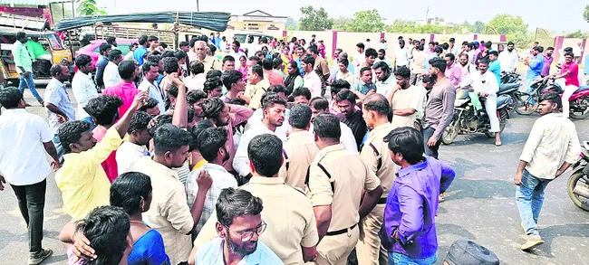 పోలీస్‌స్టేషన్‌ ఎదుట రాస్తారోకో