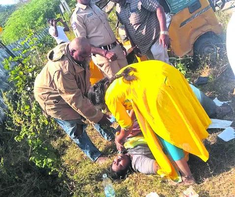 ఘాట్‌రోడ్డుపై అదుపుతప్పిన ఆటో