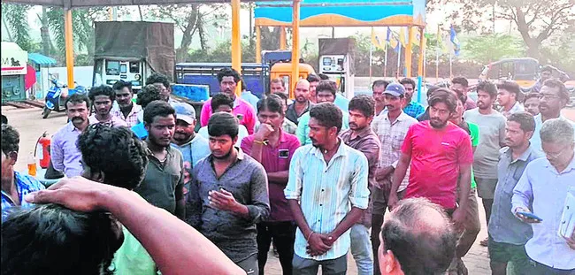 కల్తీ పెట్రోలు కొట్టారంటూ ఆగ్రహం 